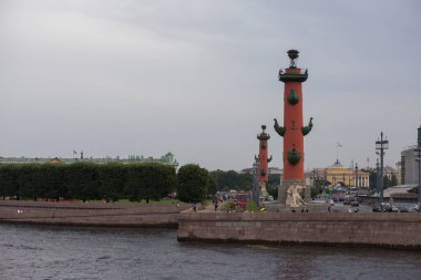 SAINT PETERSBURG, RUSSIA 12.08.2021 Rostral granit ve pudost taşından yapılmış sütunlar, gemi pruvaları, deniz ve ticaret tanrısı (mimar - Jean-Francois Thomas de Thomon))