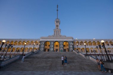 MOSCOW, RUSSIA - 03.08.2021 North River Terminali (Rechnoy Vokzal) Stalinist imparatorluk binasını geniş merdivenlerle, kule saati ve yıldız süslemesiyle yeniledi. Akşam manzarası