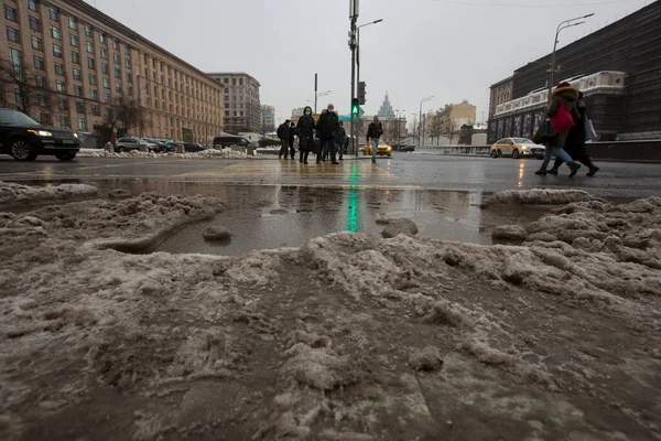 Moscow Russia 2021 Smutsig Grå Svart Våt Slarvig Smältande Snö — Stockfoto