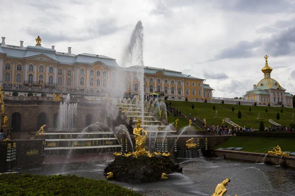 Peterhof Saint Petersburg ロシア 2021サムソンの壮大なカスケードとサムソン噴水黄金の彫刻が背景に宮殿とライオンの顎を引き裂きます — ストック写真