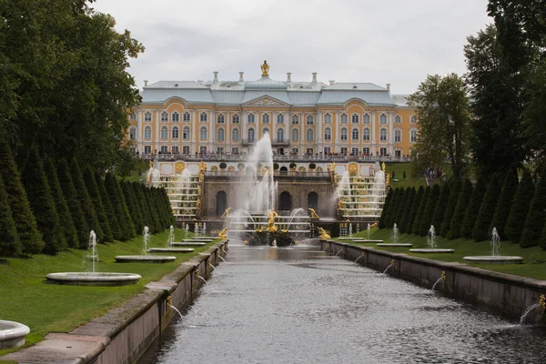 Peterhof Saint Petersburg Russland 2021 Brunnenallee Und Wasserkanal Mit Dem — Stockfoto