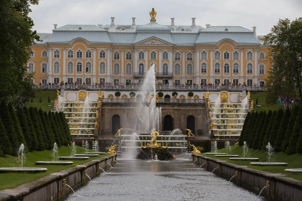 Peterhof Saint Petersburg ロシア 2021曇りの灰色の空の日に背景にグランドカスケードとサムソン噴水黄金の彫刻と宮殿と水の運河を設立 — ストック写真