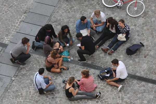 斯德哥尔摩 2009年9月20日一群年轻的学生坐在街上的鹅卵石路上 一边走着 一边学习 记笔记 一边数钱 空中夏日拍摄 — 图库照片