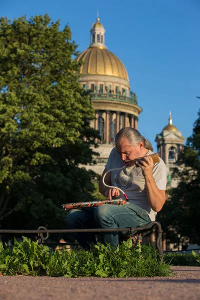 美国罗萨斯州萨特彼得斯堡 2021年8月13日在亚历山大花园 以圣以撒大教堂为背景 街头音乐家演奏着风笛 和谐地键盘口琴和摇摆舞 — 图库照片