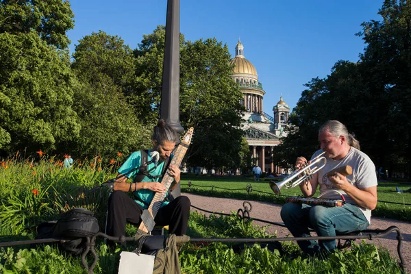 Saint Petersburg Russia 2021 Utcai Zenészek Duója Chapman Stick Hangszeren Stock Fotó