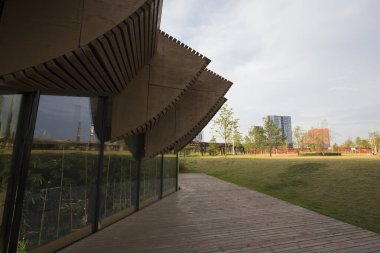 Moskova, Rusya - 08.08.2021 cam kiosk bina modern kahverengi ahşap pergola çatı ve ahşap döşeme zemin geçidi. Tyufeleva Roshcha Parkı, Zilart. ! melk peyzaj mimarisi şehir tasarımı