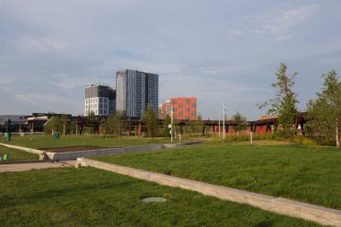 Moskova, Rusya 08.08.2021 ağaçlı yeşil çimenler, bir yürüyüş yolu ve arka planda korse çelik pergola. Tyufeleva Roshcha Parkı, Zilart. ! melk peyzaj mimarisi şehir tasarımı