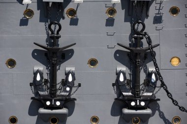Rus Aurora kruvazörünün yan tarafında iki siyah çapa var. Çerçevenin ön tarafındaki duvar kağıdını kapatın. 