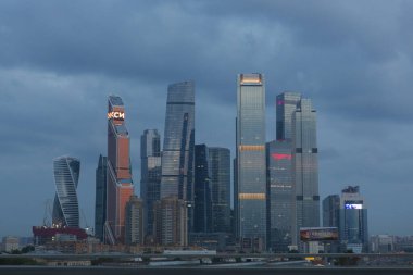 MOSCOW, RUSSIA - 20.06.2020 Moskova iş ve finans merkezi gökdelenleri, kuleleri, modern cam ofis binaları ve mavi alacakaranlık bulutlu bir gün 