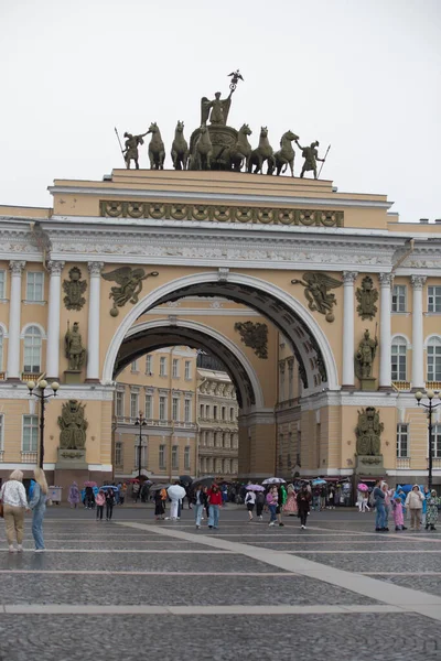 Sankt Petersburg Russland 2021 Menschen Auf Dem Palastplatz Mit Generalstabsgebäude — Stockfoto