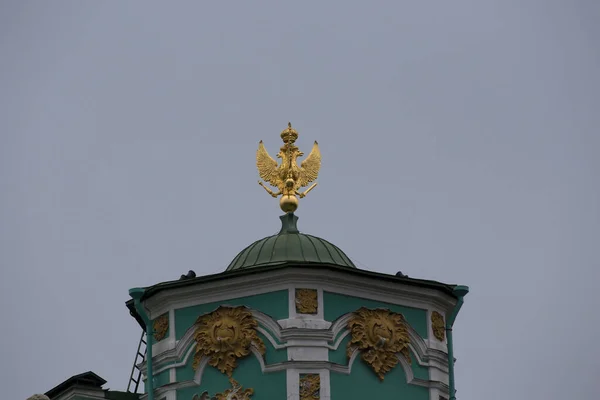 상트페테르부르크 러시아 에르미타주 박물관 지붕에 배경에 제국의 독수리의 2021 — 스톡 사진