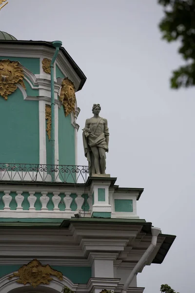 São Petersburgo Rússia 2021 Escultura Canto Telhado Museu Hermitage Estado — Fotografia de Stock