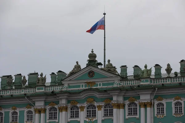 Sankt Petersburg Russland 2021 Hissen Der Russischen Flagge Und Skulpturen — Stockfoto