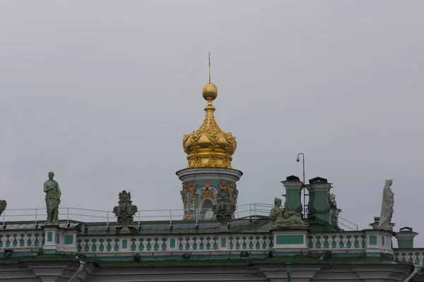 Sankt Petersburg Russland 2021 Goldene Kuppel Und Skulpturen Auf Dem — Stockfoto