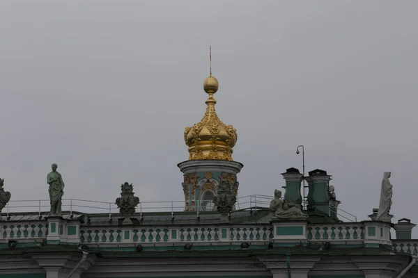 Saint Petersburg Russia 2021 Golden Dome Sculptures Roof State Hermitage — Stock Photo, Image