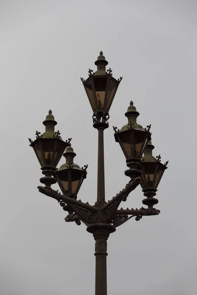 旧式经典的烛光街灯 五盏灯罩在阴郁灰蒙蒙的天空背景上 — 图库照片