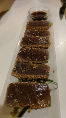 Tipik oryantal ton balığı, susamlı, yeşil yosun ve soya soslu. Doğu ve Asya yemekleri