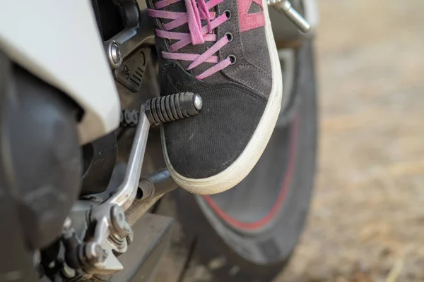 Szczegół Lewej Stopy Motocyklisty Bezpiecznym Bucie Różowymi Sznurowadłami Dźwigni Zmiany — Zdjęcie stockowe