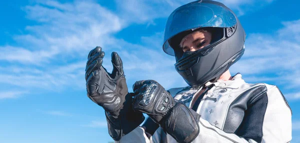 Kobieta Ubrana Jak Motocyklista Czarnym Kasku Ochronnym Zakładająca Skórzane Rękawiczki — Zdjęcie stockowe
