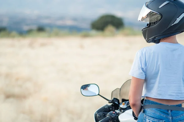 Młoda Motocyklistka Tyłu Niebieskiej Koszulce Kasku Siedząca Motorze Patrząca Horyzont — Zdjęcie stockowe