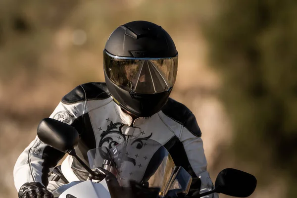 Wanita Pengendara Motor Dengan Helm Hitam Dan Jaket Kulit Berlari — Stok Foto
