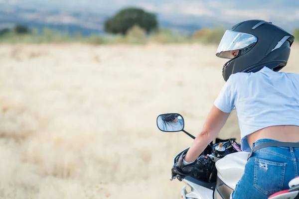 Młoda Motocyklistka Tyłu Niebieskiej Koszulce Kasku Siedząca Motorze Patrząca Horyzont — Zdjęcie stockowe