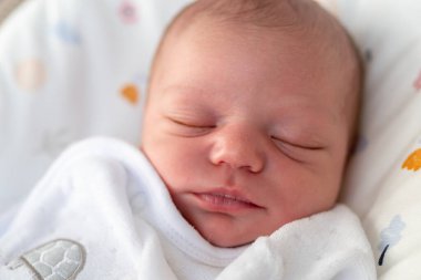 Yeni doğmuş pijamalı bir kızın beşikte uyuyan portresi. yeni doğan bebek uyku konsepti