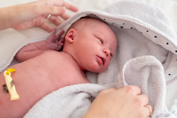 一位母亲每天给新生儿洗澡后 用柔软的毛巾擦干他的手 新生儿护理概念 — 图库照片