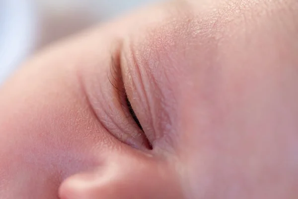 睡在婴儿床里的新生儿闭眼的特写镜头 — 图库照片