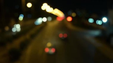 Yüksek açılı 4K görüntüleri, gece ilerleyen bulanık bokeh arabaların ışıklarını gösteriyor..