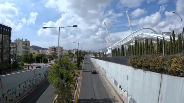 Atény, Řecko-říjen 09,2021.TIme lapse video ukazuje auta projíždějící na dálnici vedle olympijského sportovního komplexu Atény.