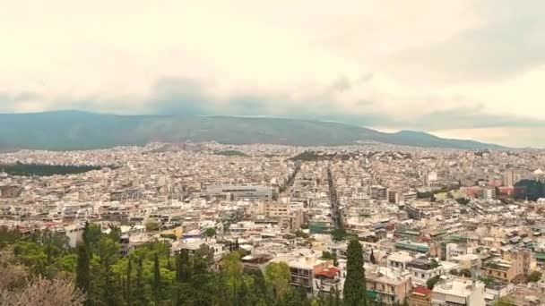 曇った日に高い角度からアテネ市 ギリシャ北部のパノラマビュー — ストック動画