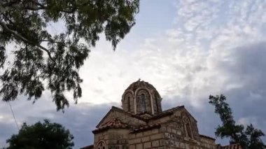 4k zaman atlamalı görüntüler arka planda bulutlu gökyüzü olan bir kilise kubbesini gösteriyor..