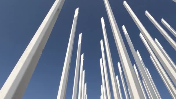 Mouvement Caméra Travers Des Colonnes Métalliques Avec Ciel Bleu Arrière — Video