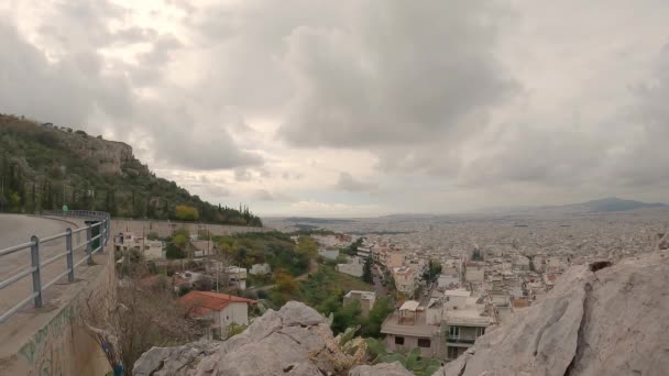 时间飞逝的录像从很高的角度展现了雅典市阴天的景象 — 图库视频影像