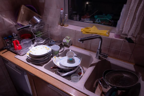 Banyak Piring Untuk Mencuci Wastafel Dapur Rumah — Stok Foto