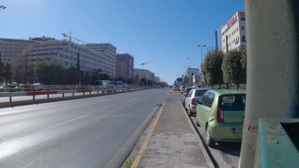 Tiro Estático Mostra Carros Motocicletas Movendo Rodovia Andrea Syggrou Avenue — Vídeo de Stock