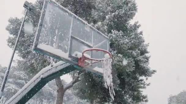 Záběry Ukazují Basketbalový Koš Hustý Sníh Padající Oblohy Koncept Chladného — Stock video
