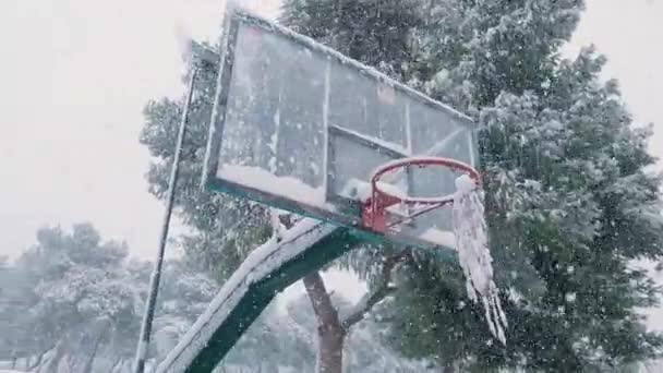 Yırtık Karla Kaplı Bir Basketbol Sistemi Etrafında Kameranın Yörünge Hareketi — Stok video