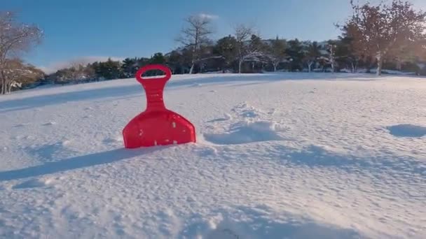 Orbitális Mozgása Kamera Körül Egy Műanyag Piros Szán Winter Rekreációs — Stock videók