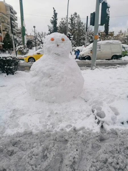 Grande Boneco Neve Feito Pavimento Uma Cidade Conceito Inverno — Fotografia de Stock