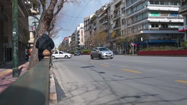 アテネ ギリシャ 3月11 2022 車は路上で人々と晴れた日に中央道路を移動します — ストック動画