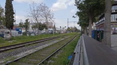 Atina, Yunanistan-17 Mart 2022 'de kentin merkezindeki demiryollarının tren geçişlerinin hızlandırılmış videosu.