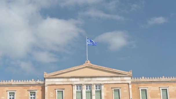 Filmagens Mostram Renúncia Bandeira Grega Topo Parlamento Grego Céu Azul — Vídeo de Stock