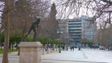 Atina, Yunanistan-19 Mart 2022. Çekimler, bulutlu bir günde Syntagma meydanında yürüyen insanları gösteriyor.