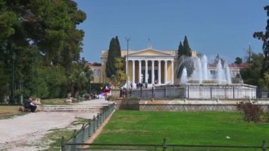 Atina, Yunanistan-27 Mart 2022 Zappeion Megaro 'daki kameranın hareketi. Arka planda mavi gökyüzü ve güneşli bir günde yürüyen insanlar..