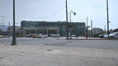 Atina, Yunanistan-27 Mart 2022 Ulusal Galeri önündeki otoyolda hareket halindeki otomobiller.