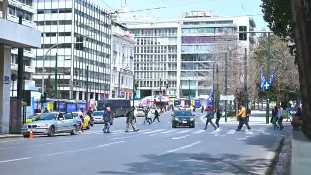 Atenas Grecia Marzo Gente Está Cruzando Pasaje Centro Ciudad — Vídeos de Stock
