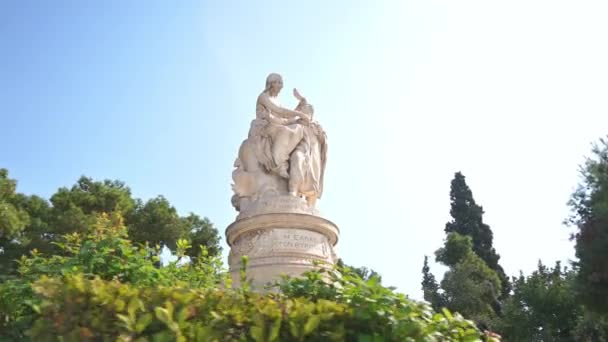 Orbite Autour Statue Hellas Tenant Lord Byron Athènes Grèce Ciel — Video