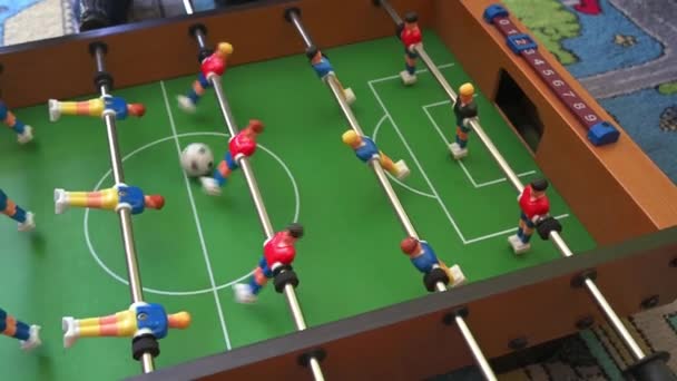 球员们玩耍时摄像机在足球桌旁的运动 — 图库视频影像